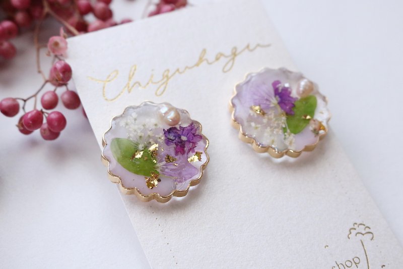 Pressed flowers and freshwater pearl Clip-On - ต่างหู - เรซิน สีม่วง