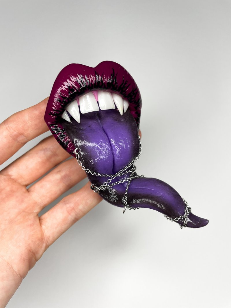 Phone grip. Dark vinous lips with purple tongue. - 其他 - 黏土 