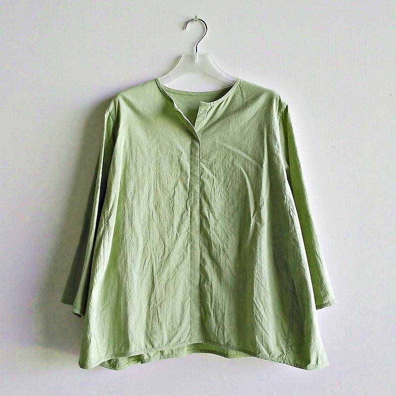 Small V-neck eight-point sleeves washed cotton matcha latte - เสื้อผู้หญิง - ผ้าฝ้าย/ผ้าลินิน สีเขียว