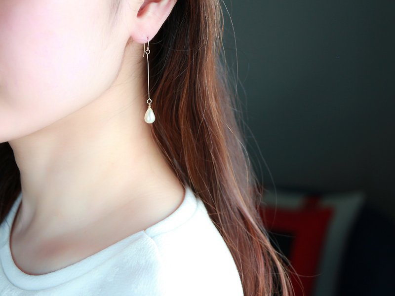 14kgf-teardrop pearl  straight pierced earrings(can change to clip-on) - 耳環/耳夾 - 寶石 白色