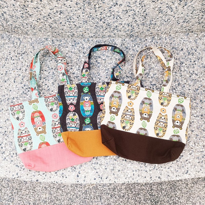 Handmade Tote Bag - Panda Matryoshka - กระเป๋าถือ - ผ้าฝ้าย/ผ้าลินิน หลากหลายสี