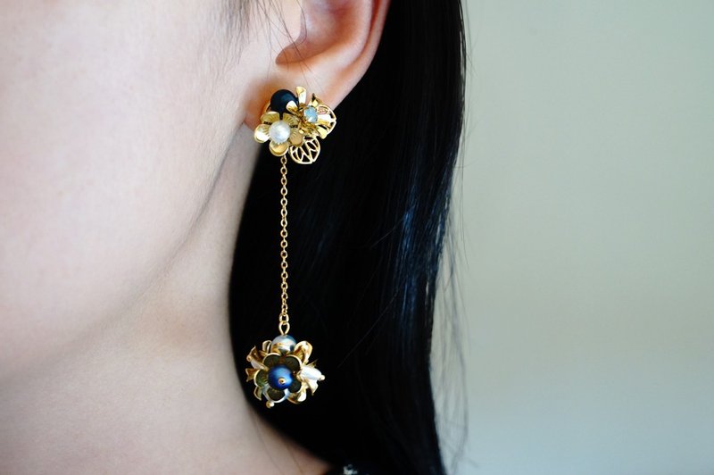 Color Mine-Crystal Flower Dangle Earrings - ต่างหู - สแตนเลส หลากหลายสี