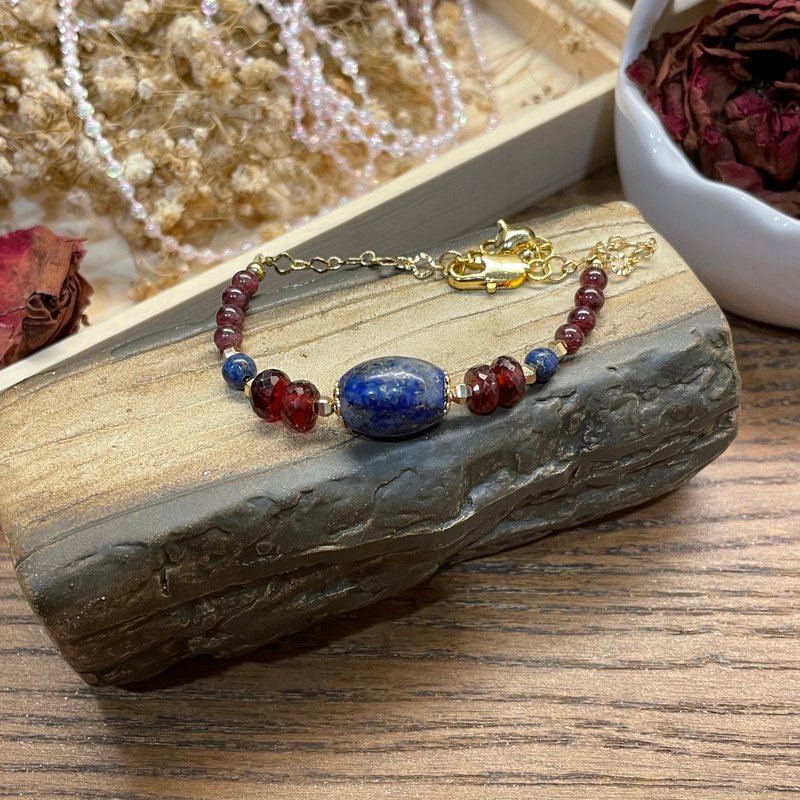 Beauty under the moon upgrade model, lapis lazuli + red Stone crystal bracelet, design model, gold injection, yuan - สร้อยข้อมือ - คริสตัล 