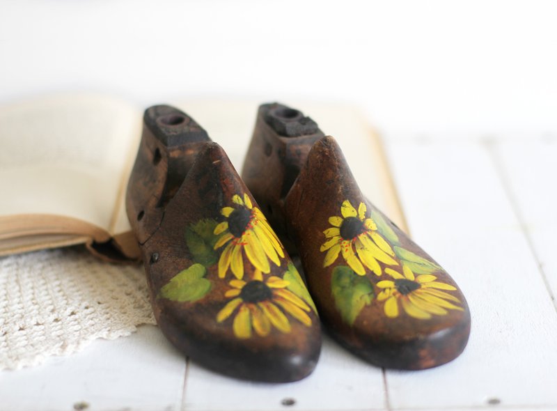 Antique wooden painted children's shoe mold American solid wood old objects - Items for Display - Wood 