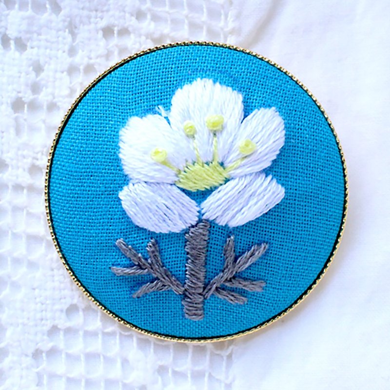 白い花 ブローチ刺繍キット - 編み物/刺繍/羊毛フェルト/裁縫 - 刺しゅう糸 ホワイト