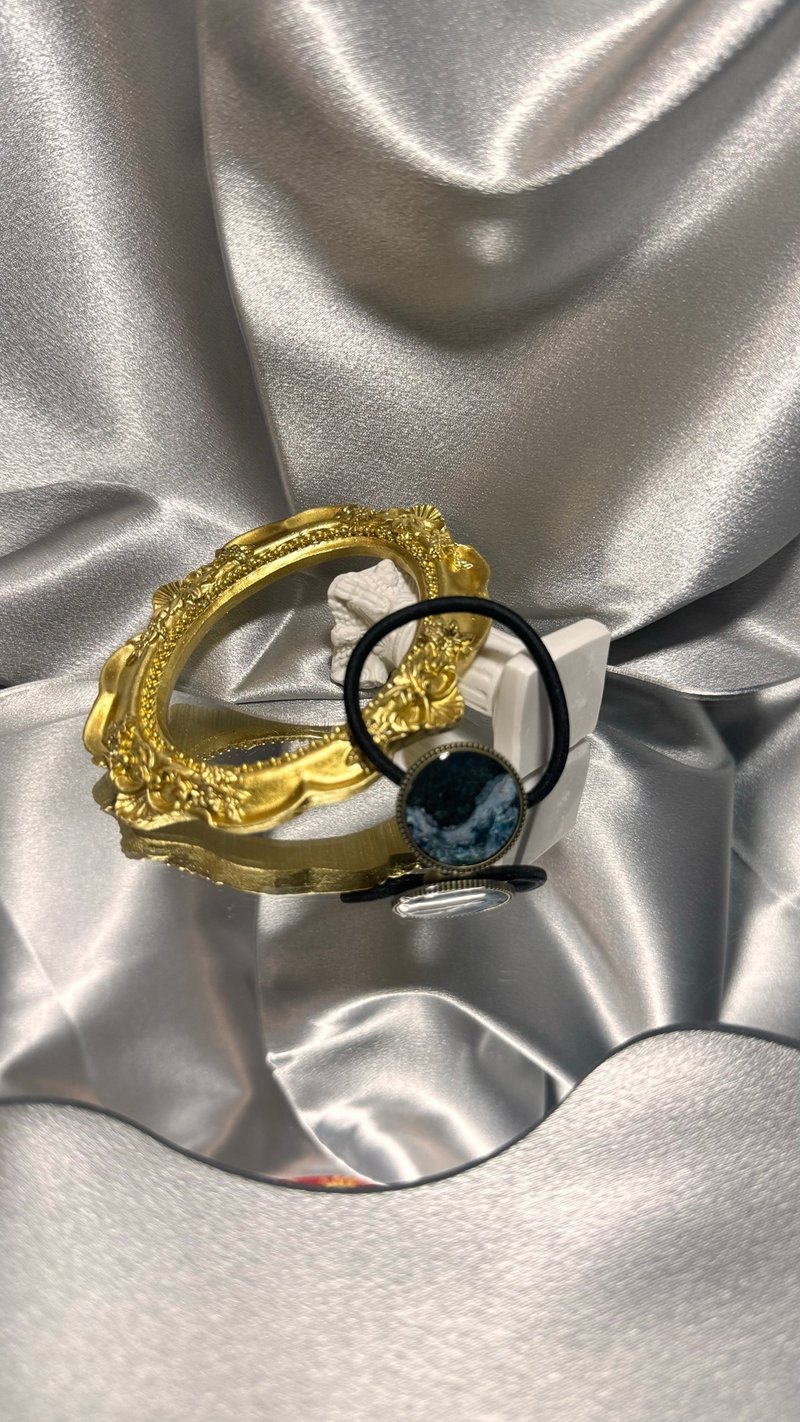 流體吊墜/ 1.2 x 6cm / 配啡色或黑色蠟繩頸鏈 - 髮圈/髮夾 - 壓克力 藍色