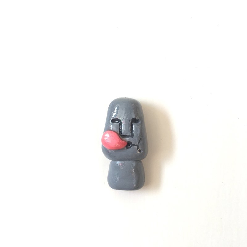 Gum-blowing Moai Brooch - Brooches - Clay 
