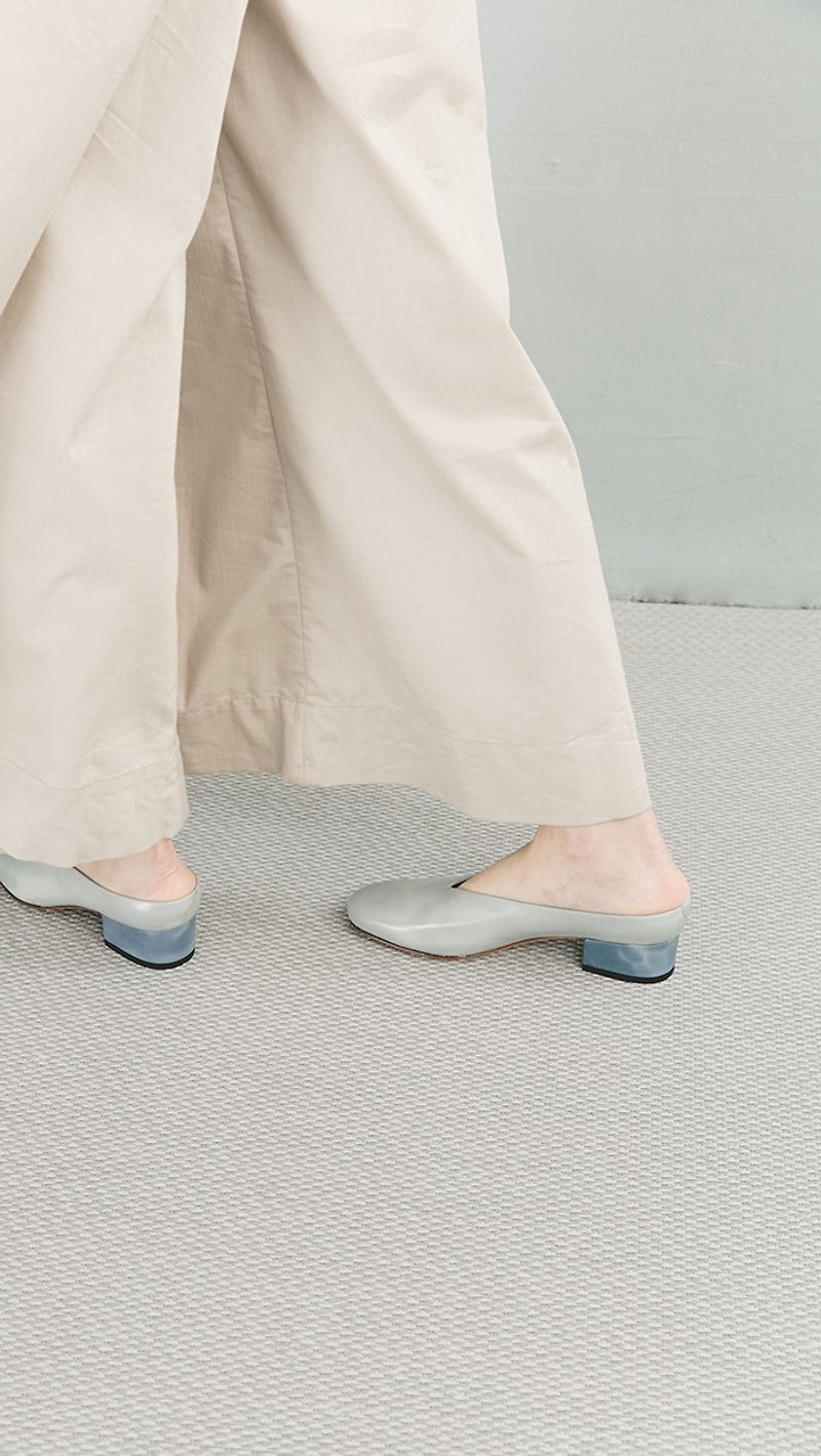HTHREE 3.4 round head U-neck Muller heel / fog white / heel / Umules Heels - รองเท้าหนังผู้หญิง - หนังแท้ ขาว
