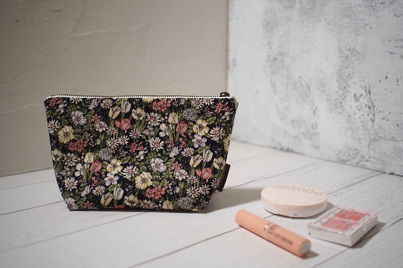 Daily series cosmetic bag / storage bag / limited handmade bag / small daisy / pre-order - Toiletry Bags & Pouches - Cotton & Hemp Multicolor