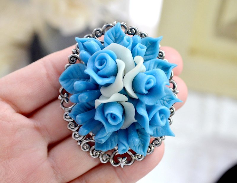 Handmade blue resin rose silver bottom brooch light jewelry Japanese high-end second-hand vintage jewelry - เข็มกลัด - เรซิน สีน้ำเงิน