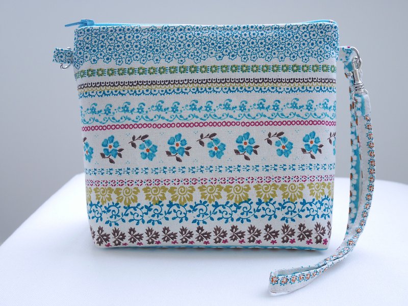 Blue Floral Totem Zipper Bag - กระเป๋าเครื่องสำอาง - ผ้าฝ้าย/ผ้าลินิน สีน้ำเงิน