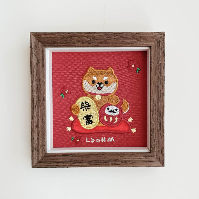 [Chai Fu Free] Smiling Shiba Inu Embroidery Painting | Solid Wood Frame | Zhao Chai Na Fu Chai Fu Perfect - กรอบรูป - ผ้าฝ้าย/ผ้าลินิน สีแดง