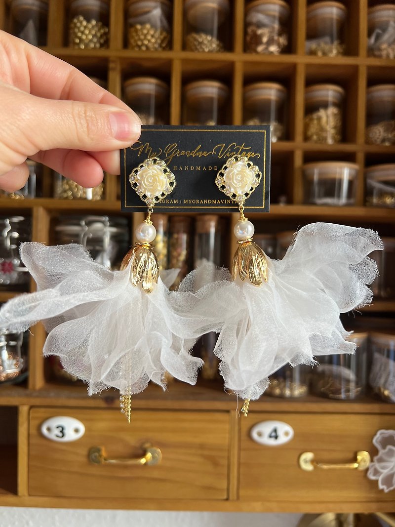 Exclusive product ballet brown earrings gift handmade earrings - ต่างหู - ไฟเบอร์อื่นๆ ขาว