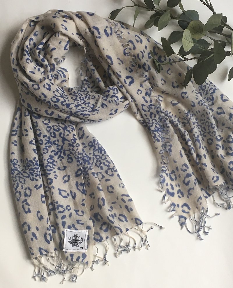 100%cashmere hand woven leopard printed shawl - ผ้าพันคอ - วัสดุอื่นๆ สีน้ำเงิน