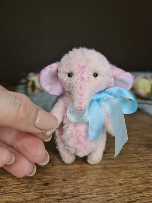 Amitoysgifts 帶藍色蝴蝶結的微型粉色大象