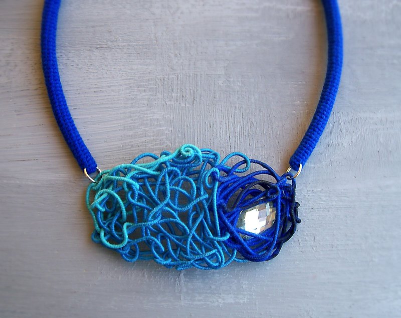 Labyrinth Necklace Gradient Blue - สร้อยคอ - งานปัก สีน้ำเงิน