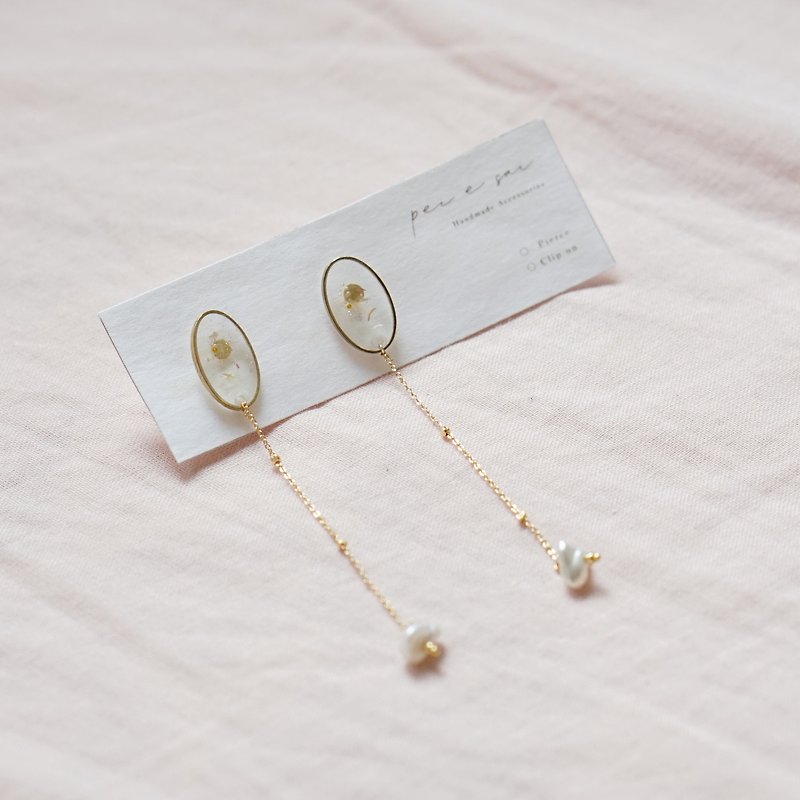 Pierce 雑 ピアス - small oval young chain pendant pearl - Earrings & Clip-ons - Plants & Flowers Transparent
