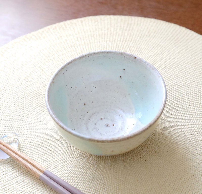 白釉と水色刷毛目の飯碗 ２ - 碗 - 陶 白色