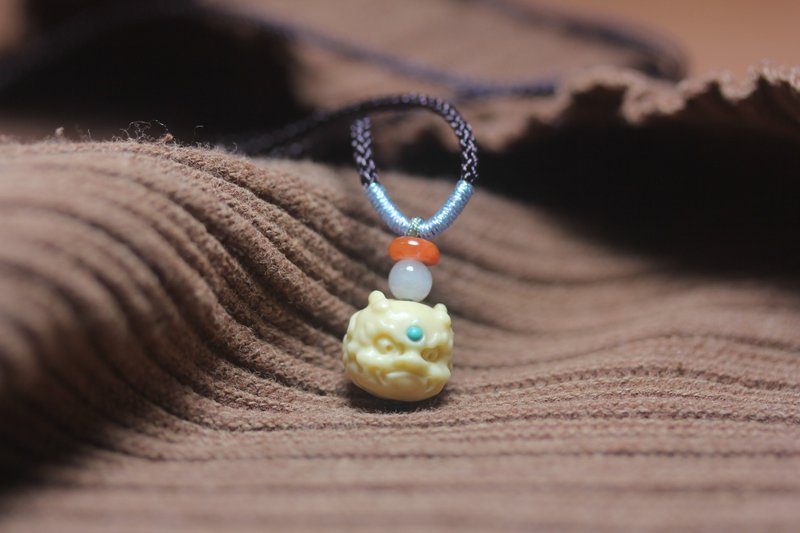 醒獅 小獅子頭天然金膏玉/吊墜項鏈飾品鎖骨鏈 呆萌可愛創意 - 項鍊 - 玉石 黃色