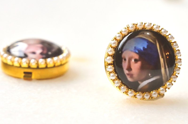 Button Cover Handmade Button Decoration ~ Chic and Elegant ~ Famous Painting Series: Girl with a Pearl Earring - เข็มกลัด - วัสดุอื่นๆ หลากหลายสี