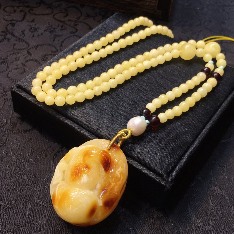 Natural raw ore Russian Wax gourd pendant full of honey white flowers Wax demon pattern road Wax thick - สร้อยคอ - คริสตัล 