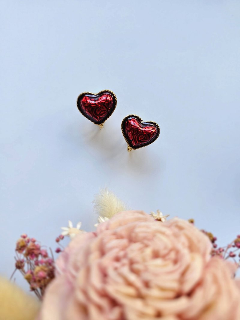 圓弧愛心花卉大紅琺瑯夾式耳環/復古珠寶首飾vintage美國西洋古董 - 耳環/耳夾/耳骨夾 - 其他金屬 