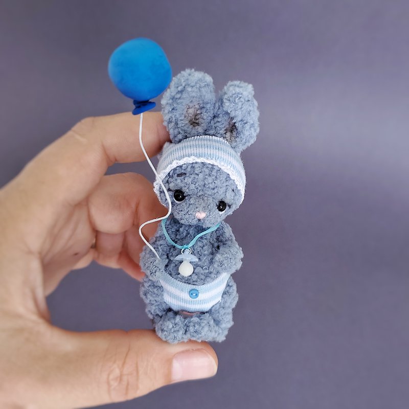 Ooak artist mini stuffed Bunny. Dollhouse miniature. Doll pet. Microtoysby - ตุ๊กตา - ผ้าฝ้าย/ผ้าลินิน สีเทา