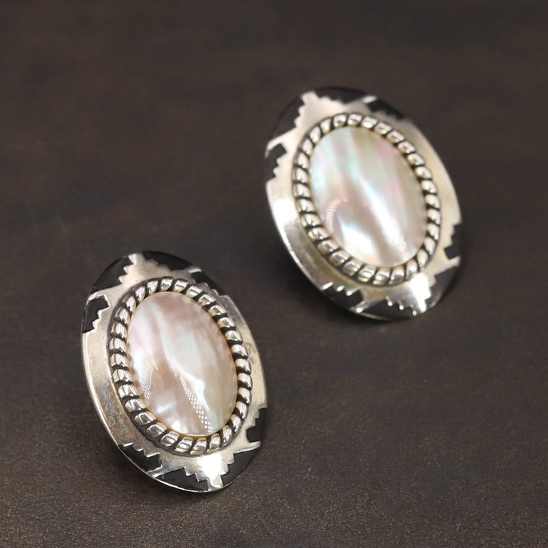 White Mother of Pearl Braided Post Earrings - ต่างหู - เครื่องประดับพลอย 