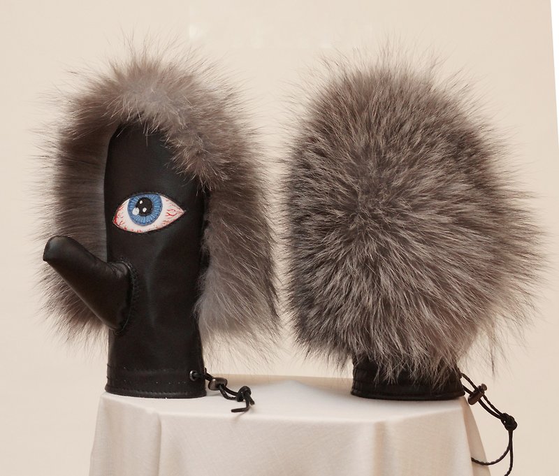 Warm Winter very furry silver fox fur mittens. Handmade cozy fur mittens. - 手套/手襪 - 真皮 灰色