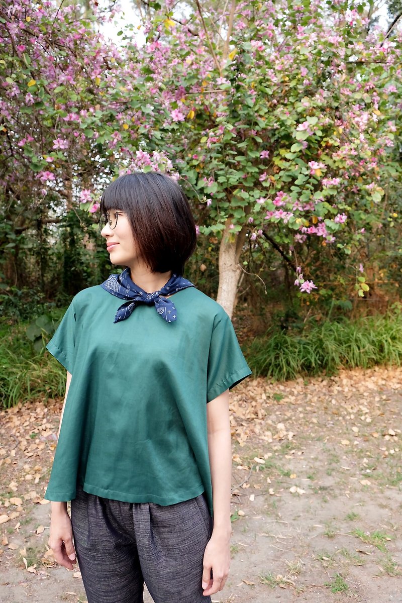 Umbrella round neck T-shirt. Emerald - เสื้อผู้หญิง - ผ้าฝ้าย/ผ้าลินิน สีเขียว