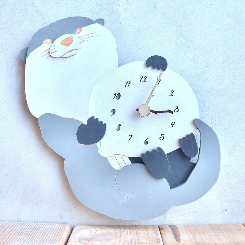 Small-clawed otter clock wooden wall clock - นาฬิกา - ไม้ สีเทา