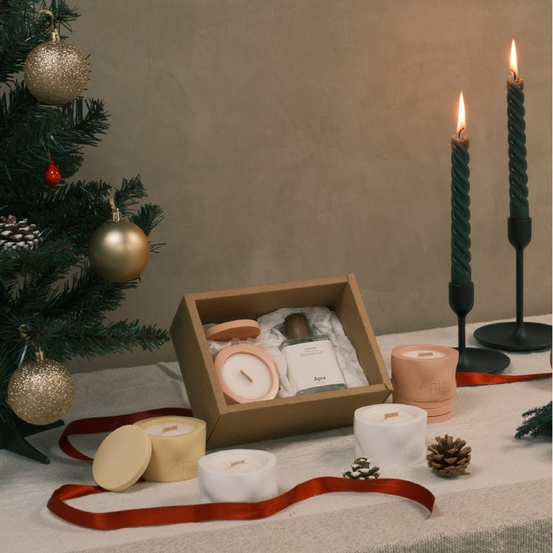 【Apia】微光收藏家 香氛蠟燭50g&空間噴霧50ml 聖誕禮盒 - 香氛蠟燭/燭台 - 蠟 多色
