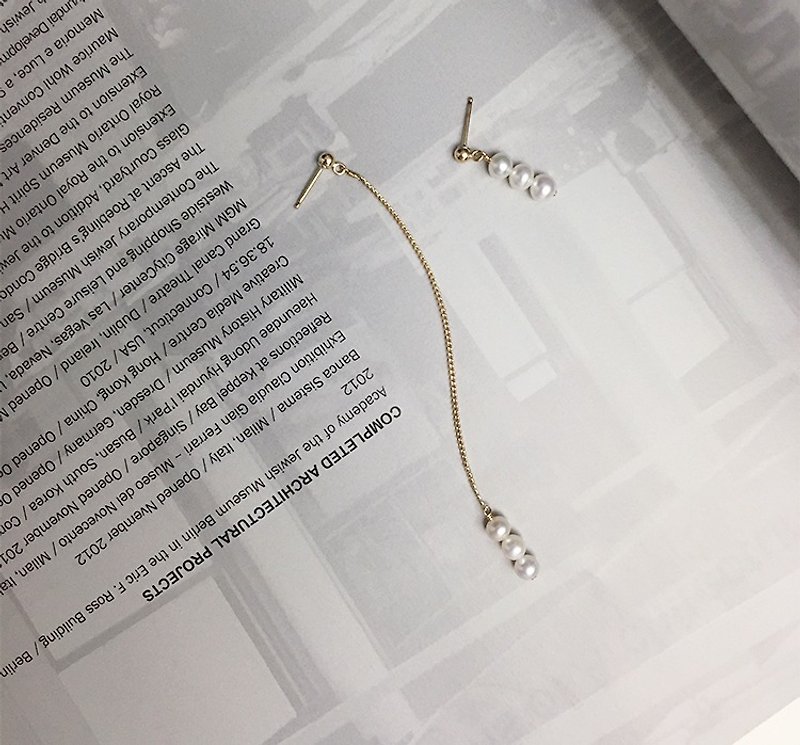MissQueeny 不對稱設計天然珍珠14k包金耳釘/耳線—一長一短 - 耳環/耳夾 - 其他金屬 金色