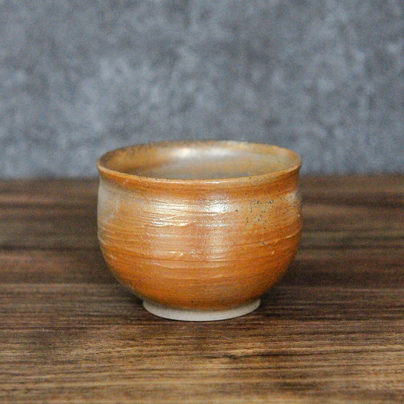 ウッドは陶器を焼いた。きらきらとした浅い泥の茶碗 - 急須・ティーカップ - 陶器 ゴールド