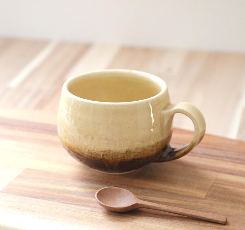 淡黄色と焦茶のほっこりかけ分けマグカップ - 咖啡杯/馬克杯 - 陶 黃色