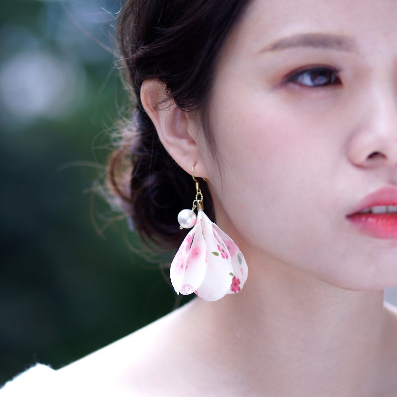 Saya咲耶 | Japanese-Style Dangle Golden Plating Floral Earring - Fabric Flower - Earrings & Clip-ons - Other Materials Pink