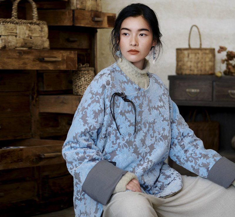 【煙青曠野行吟】新中式復古藏風 植絨提花外套 - 女西裝外套 - 其他材質 藍色