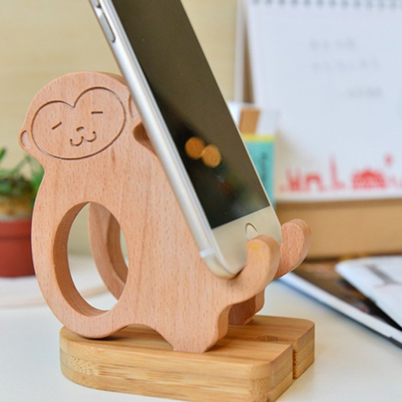 [customized gift] lazy monkey iPhone Android customized mobile phone holder - ที่ตั้งมือถือ - ไม้ไผ่ สีนำ้ตาล
