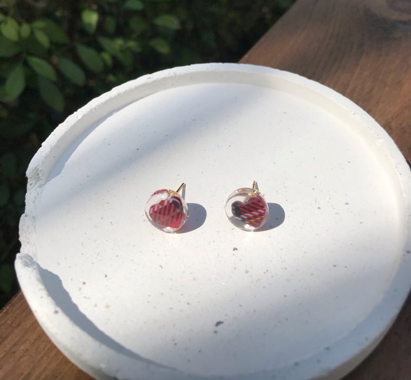 Origami heart-warm winter feeling-on-ear earrings - Earrings & Clip-ons - Resin Red