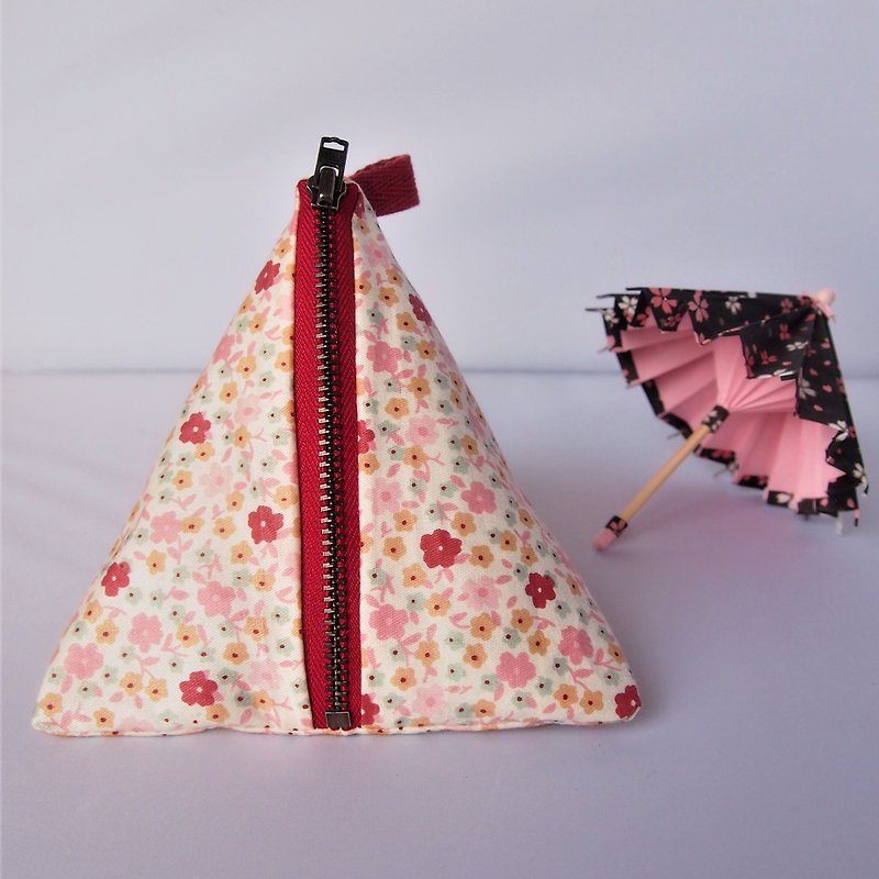 Triangle Zip Pouch (Pinky flowers) - กระเป๋าเครื่องสำอาง - ผ้าฝ้าย/ผ้าลินิน สีแดง
