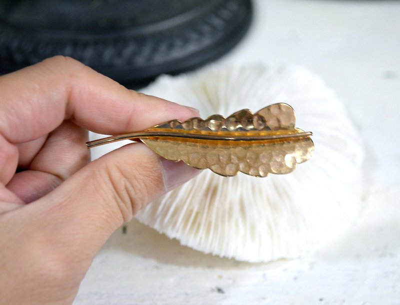 Leaf-shaped gold-plated dark flower brooch Noble and elegant Japanese high-end second-hand medieval jewelry vintage - เข็มกลัด - วัสดุอื่นๆ สีทอง