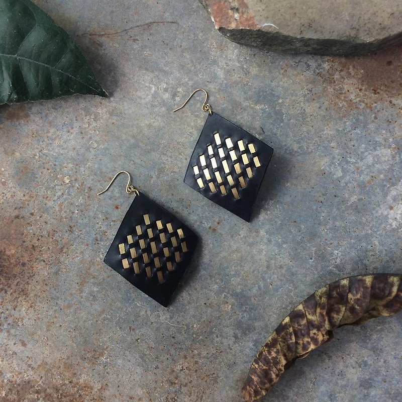 Diamond earrings / Thailand traditional woven style / Leather jewelry. - 耳環/耳夾 - 真皮 黑色