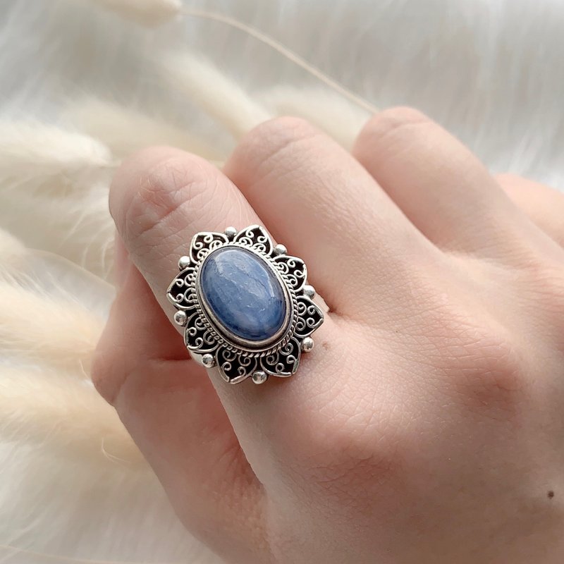 Kyanite 925 sterling silver tropical flower ring Nepal handmade silverware - แหวนทั่วไป - เครื่องเพชรพลอย สีเงิน