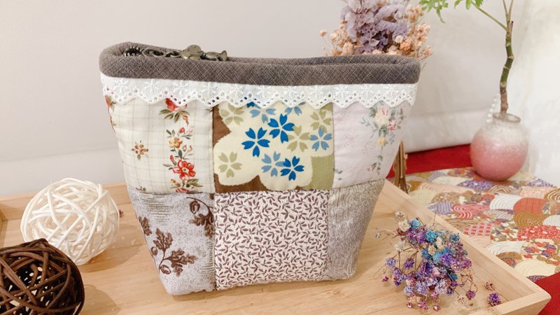 Hand-made small bag-cosmetic bag - กระเป๋าเครื่องสำอาง - ผ้าฝ้าย/ผ้าลินิน 