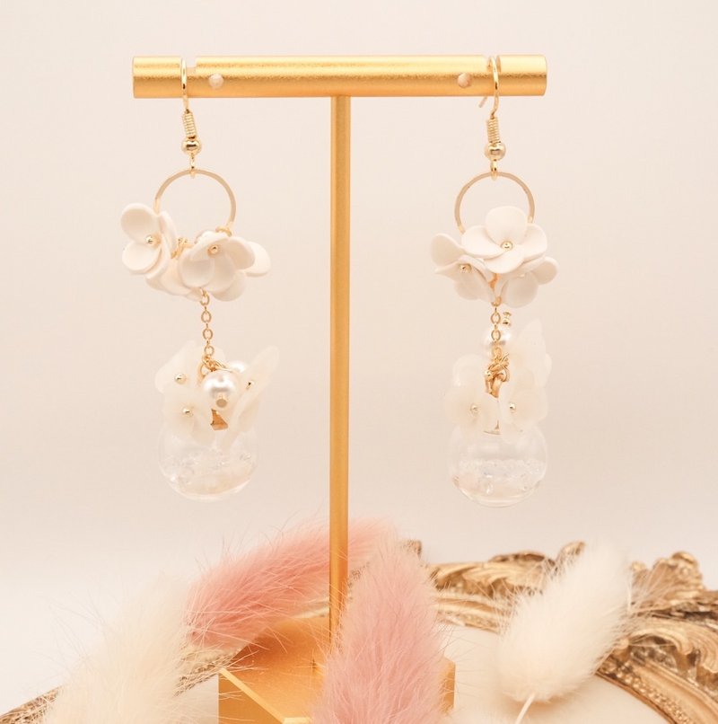 Star snow crystal ball soft pottery earrings/polymer pottery earrings/handmade earrings, ear pins, Clip-On, golden Christmas - ต่างหู - วัสดุอื่นๆ ขาว