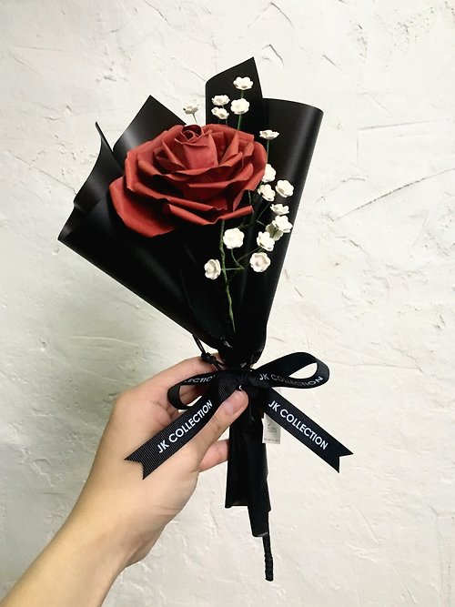 JK Collection 【客製化禮物】紅色皮革薔薇玫瑰拼皮革滿天星花束