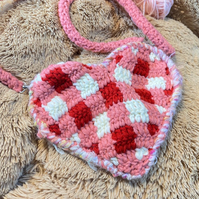 Handmade plaid love woven bag/cute crossbody bag, a must-have for romantic Valentine’s Day gifts/handmade by Guanghan Palace - กระเป๋าแมสเซนเจอร์ - ไฟเบอร์อื่นๆ สึชมพู