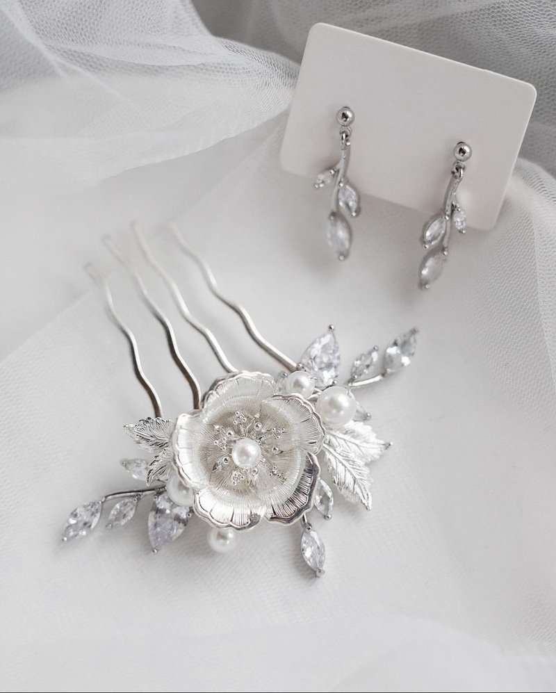 Silver floral hair comb and earrings for bride, Flower bridal hairclip - เครื่องประดับผม - คริสตัล สีเงิน