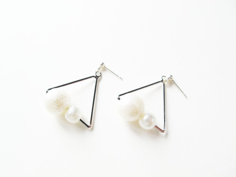 ＊Rosy Garden＊ 一起出走皺紋珍珠三角耳環 可換夾式 - 耳環/耳夾 - 其他材質 白色