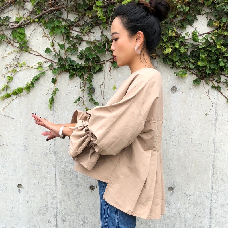 Back pleated balloon sleeve ribbon blouse - เสื้อผู้หญิง - ผ้าฝ้าย/ผ้าลินิน สีกากี